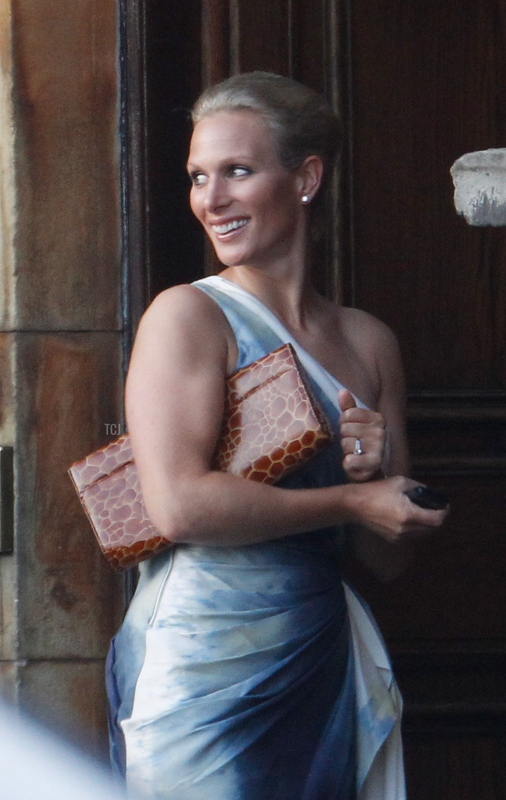 Zara Phillips e Mike Tindall tornano al Palazzo di Holyrood dopo aver partecipato a una festa pre-matrimonio a bordo della Royal Yacht Britannia il 29 luglio 2011 a Edimburgo, Scozia