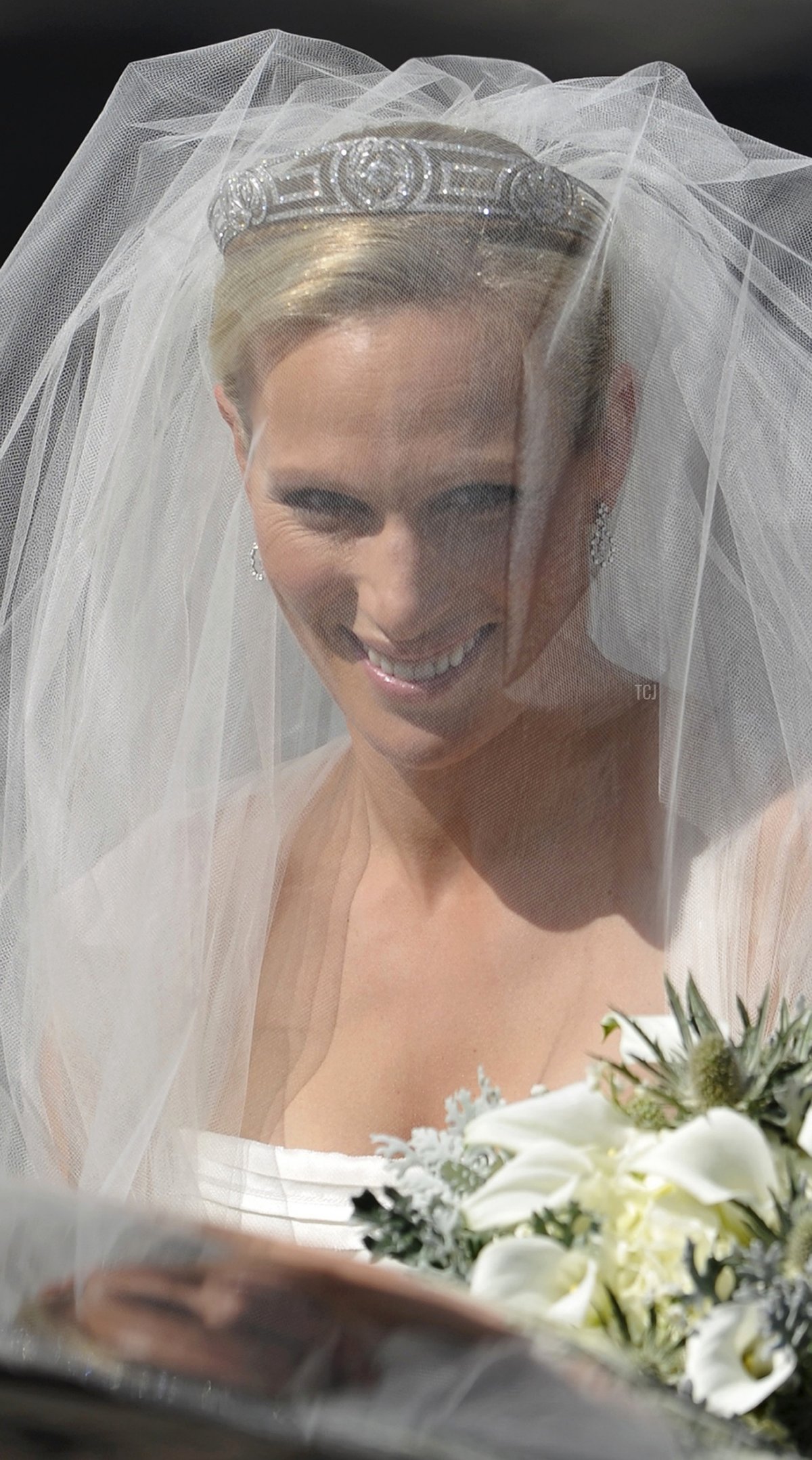 Zara Phillips, nipote maggiore della regina Elisabetta II, arriva al suo matrimonio con il giocatore di rugby Mike Tindall alla Canongate Kirk di Edimburgo, Scozia, il 30 luglio 2011