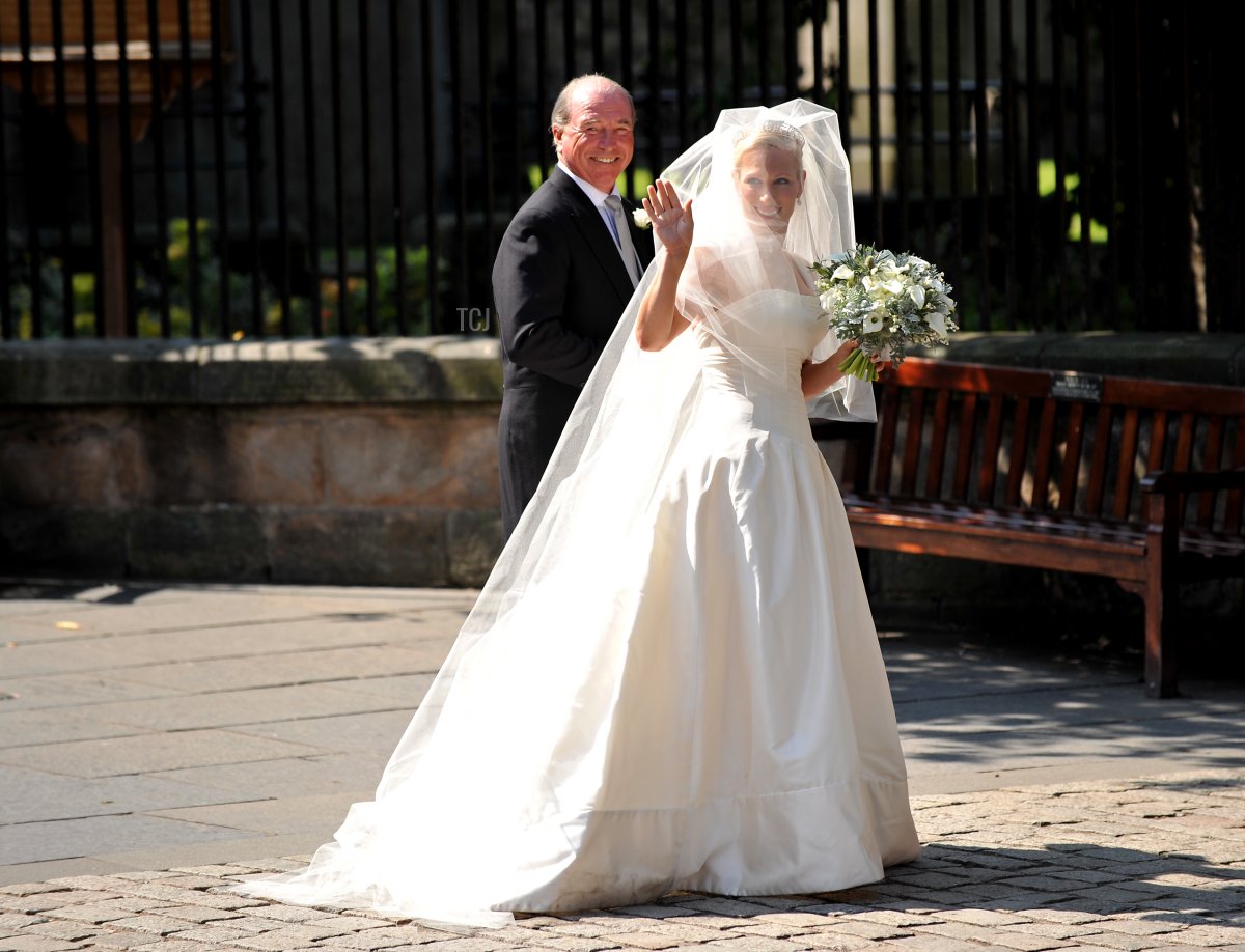 Zara Phillips, la nipote maggiore della regina britannica Elisabetta II, arriva al suo matrimonio con il giocatore di rugby Mike Tindall alla Canongate Kirk di Edimburgo, Scozia, il 30 luglio 2011