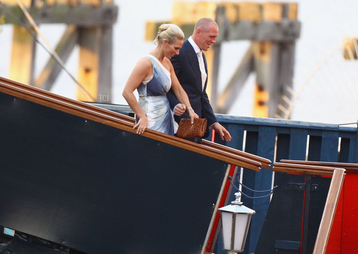 Zara Phillips e Mike Tindall lasciano la loro festa pre-matrimonio sulla Britannia il 29 luglio 2011 a Edimburgo, Scozia