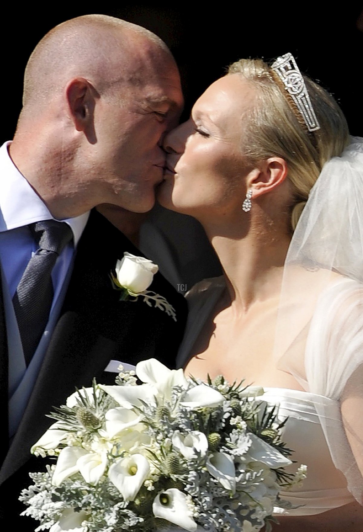 Il giocatore di rugby inglese Mike Tindall bacia la sua nuova sposa Zara Phillips, nipote della regina Elisabetta II, dopo la cerimonia di matrimonio alla Canongate Kirk di Edimburgo, Scozia, il 30 luglio 2011