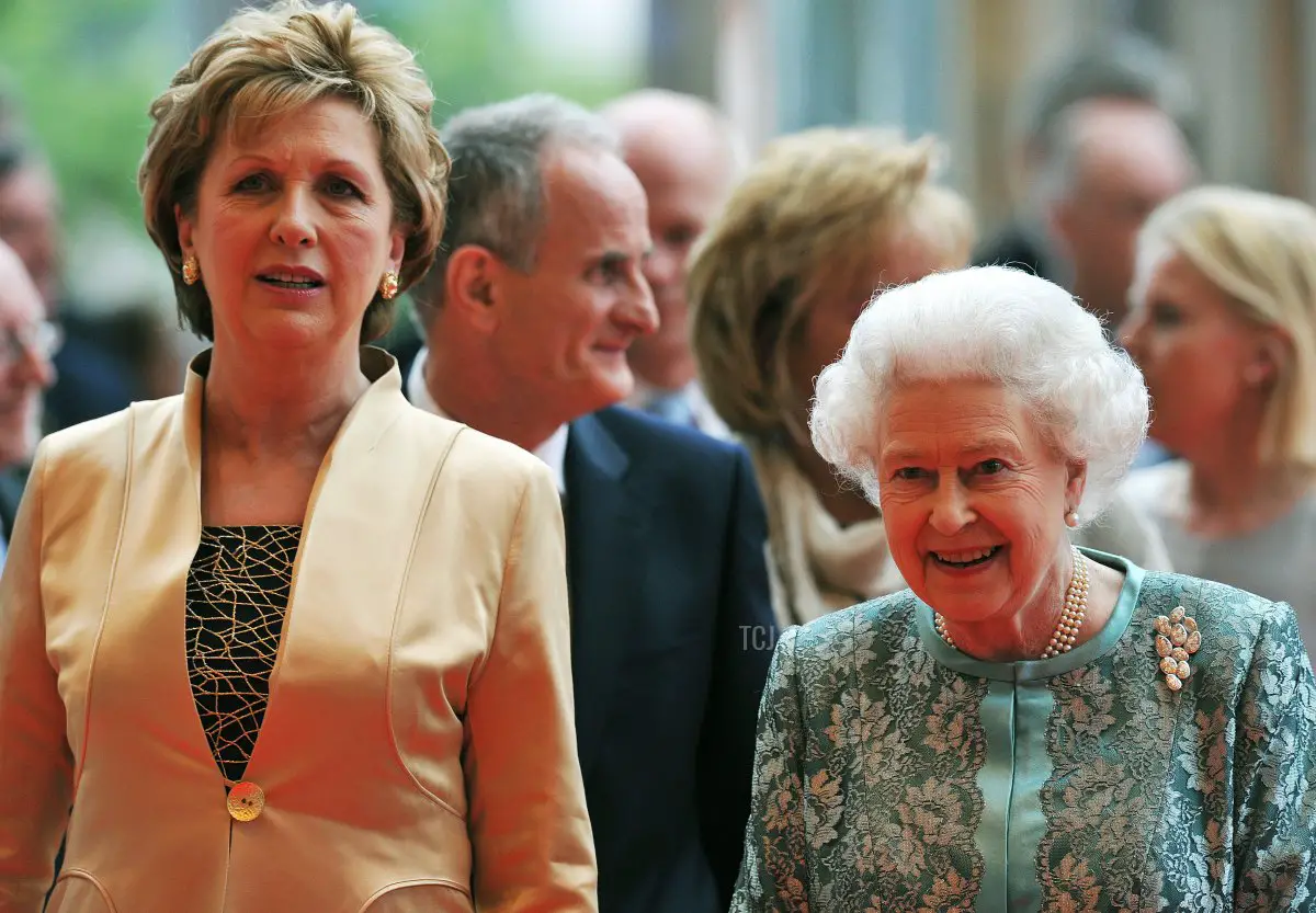 La regina Elisabetta II (D) e la presidente irlandese Mary McAleese (S) al National Convention Centre, Dublino il 19 maggio 2011