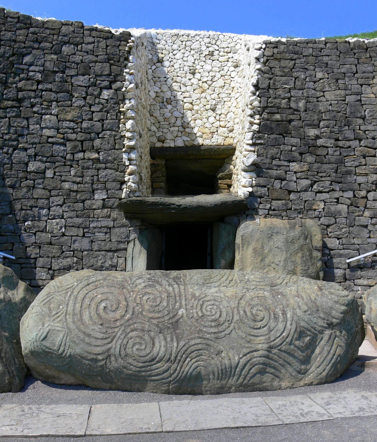 Il passaggio d’ingresso al Newgrange e la pietra d'accesso