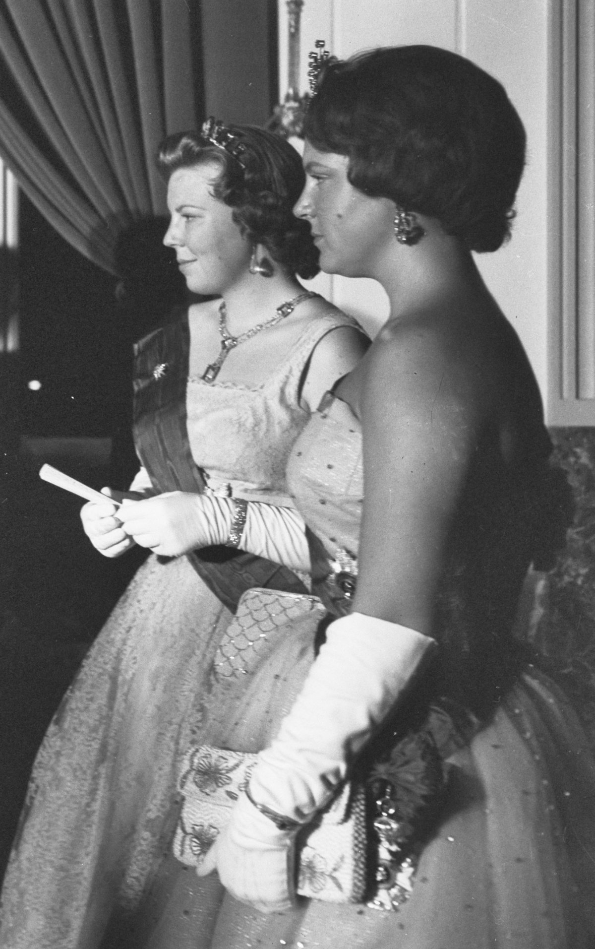 La principessa Beatrix e la principessa Irene dei Paesi Bassi partecipano a un gala durante la visita di stato belga, luglio 1959