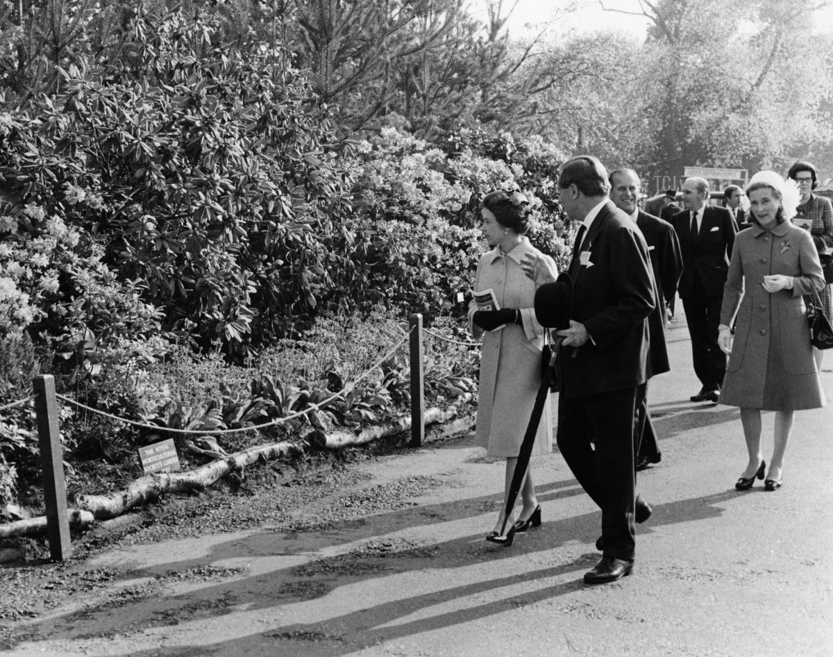 La regina Elisabetta II (a sinistra) durante una visita al Chelsea Flower Show, Londra, 19 maggio 1975