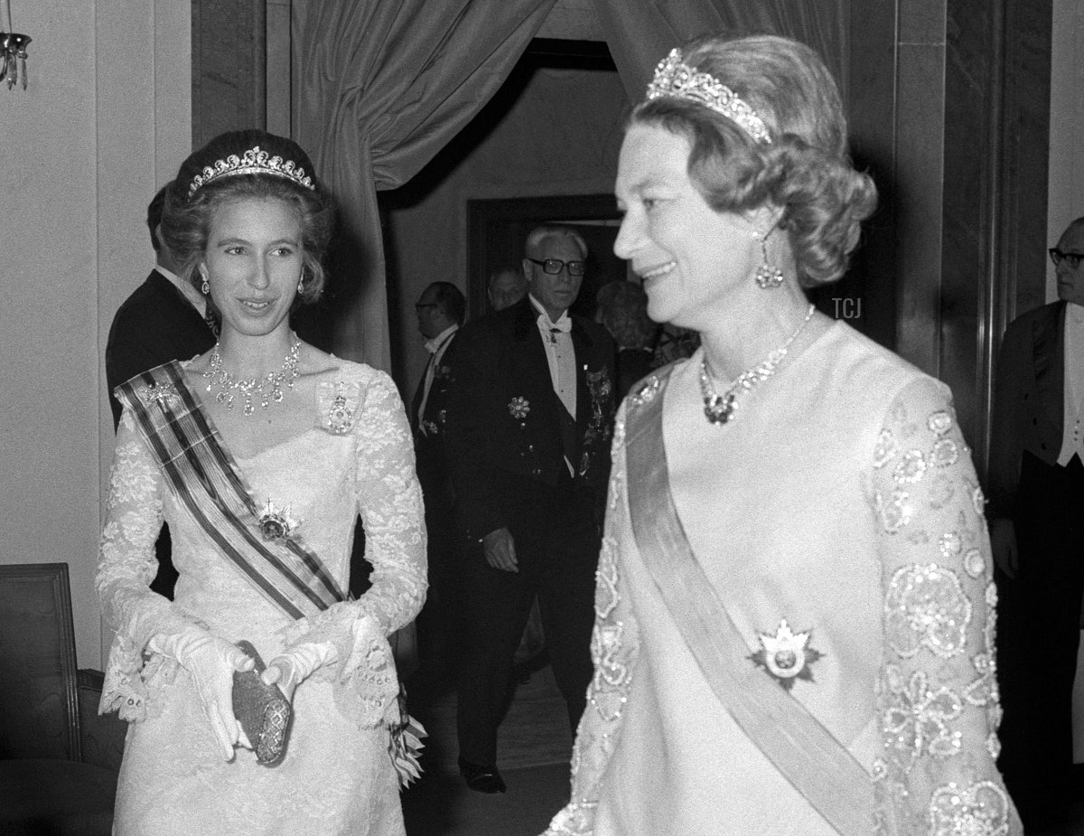 La famiglia reale britannica partecipa a una cena con il Granduca e la Granduchessa di Lussemburgo presso Claridge's a Londra, 1972