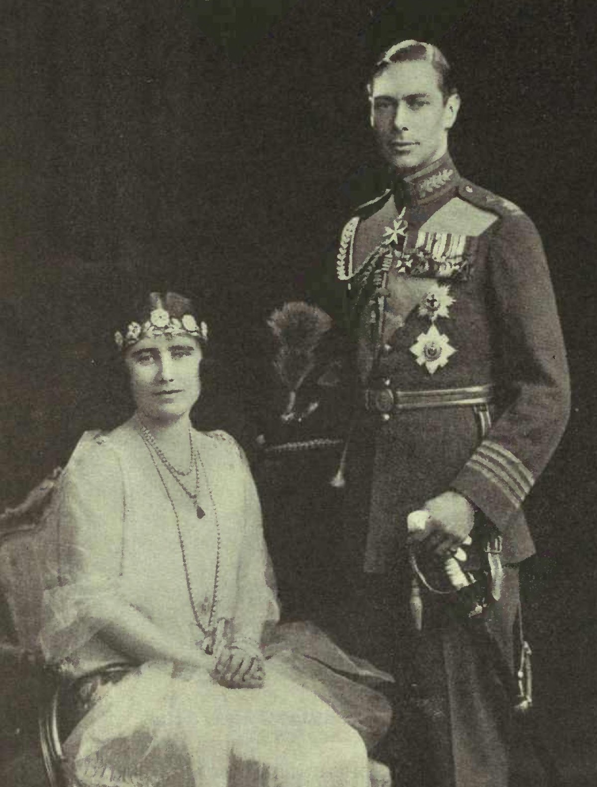 Fotografia di ritratto del Principe Alberto, Duca di York (che divenne Re Giorgio VI) in uniforme completa da capitano RAF e sua sposa, Elizabeth Bowes-Lyon, nel 1927