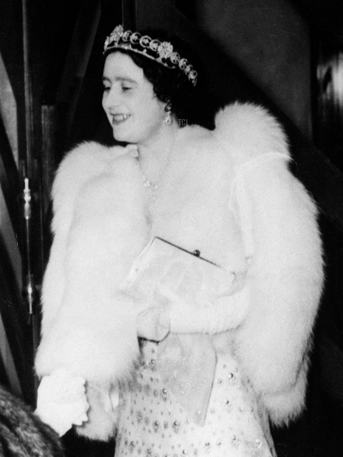 La Regina Elisabetta del Regno Unito (in seguito Regina Madre) indossa la Tiara Teck Crescent per un'esibizione della Comédie-Française al Savoy Hotel a Londra, marzo 1939