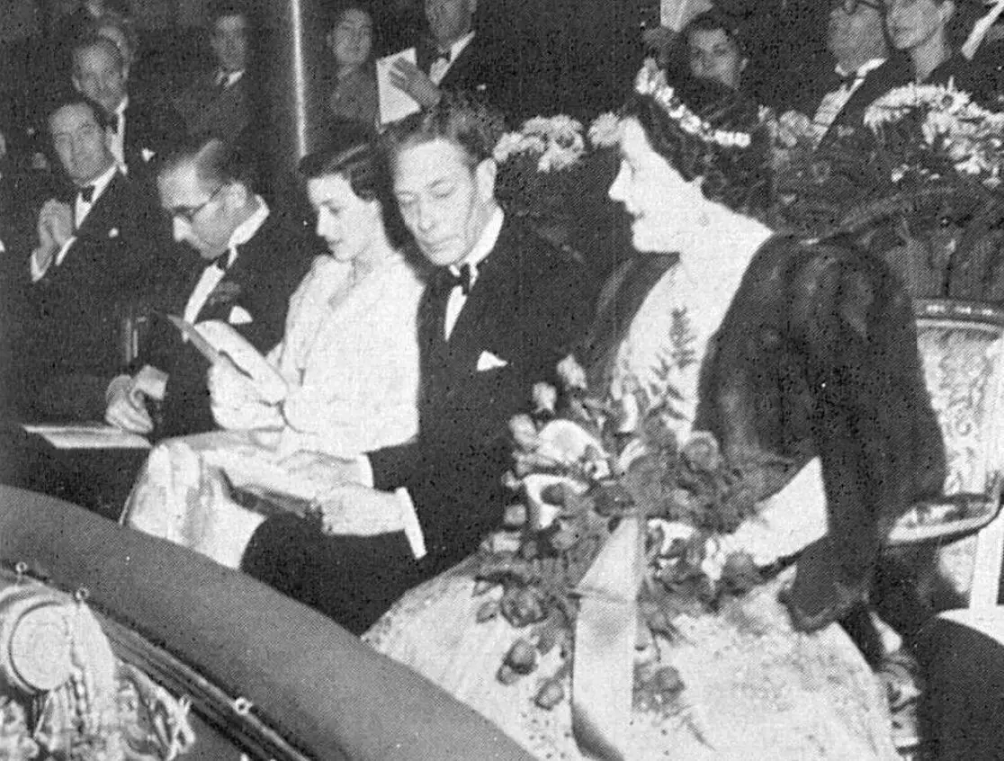 La Principessa Margaret, il Re Giorgio VI e la Regina Elisabetta assistono a una rappresentazione di 'La Dodicesima Notte' all'Old Vic, Dicembre 1950