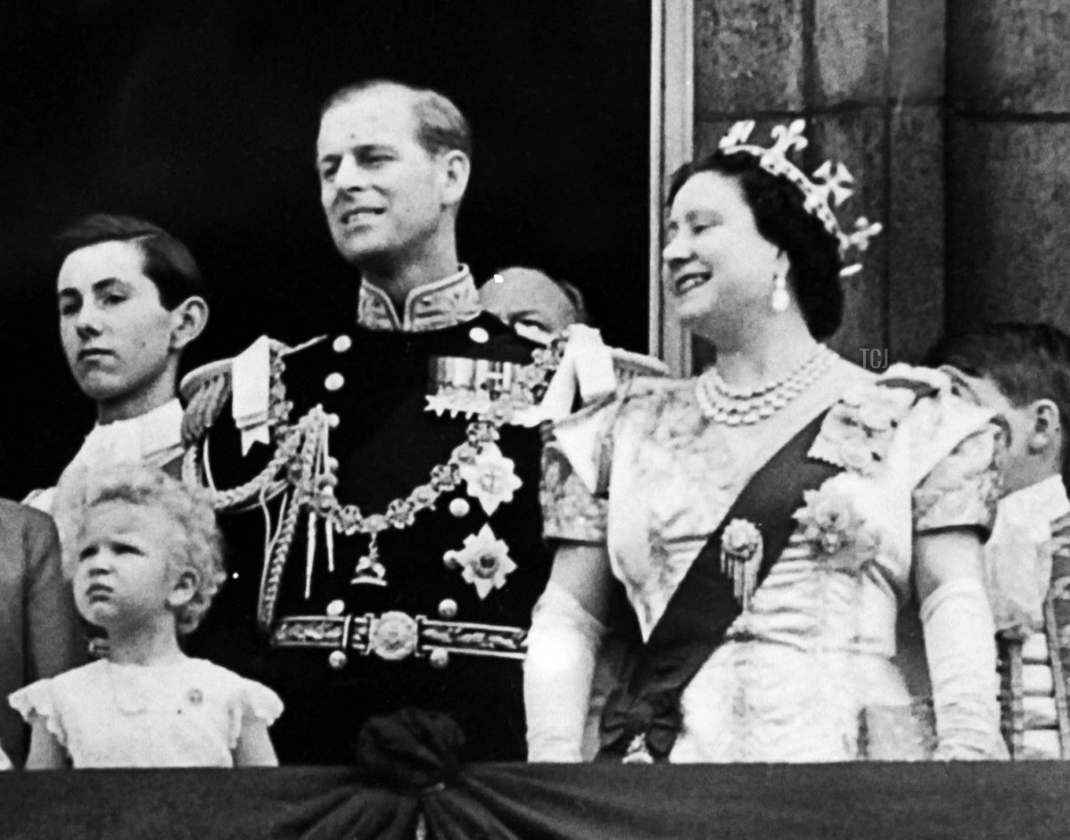 La Principessa Anne, il Principe Filippo e la Regina Madre appaiono su un balcone di Buckingham Palace, nel giorno dell'incoronazione, il 2 giugno 1953 a Londra