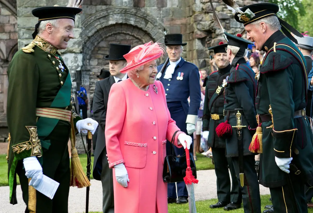 La regina britannica Elisabetta II partecipa a una festa in giardino al Palazzo di Holyroodhouse a Edimburgo il 3 luglio 2019