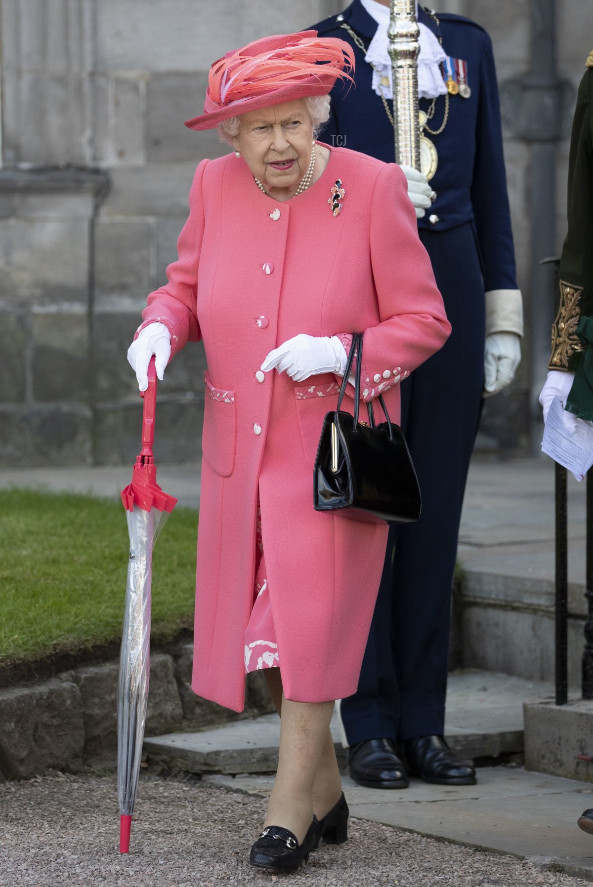 La regina britannica Elisabetta II partecipa a una festa in giardino al Palazzo di Holyroodhouse a Edimburgo il 3 luglio 2019