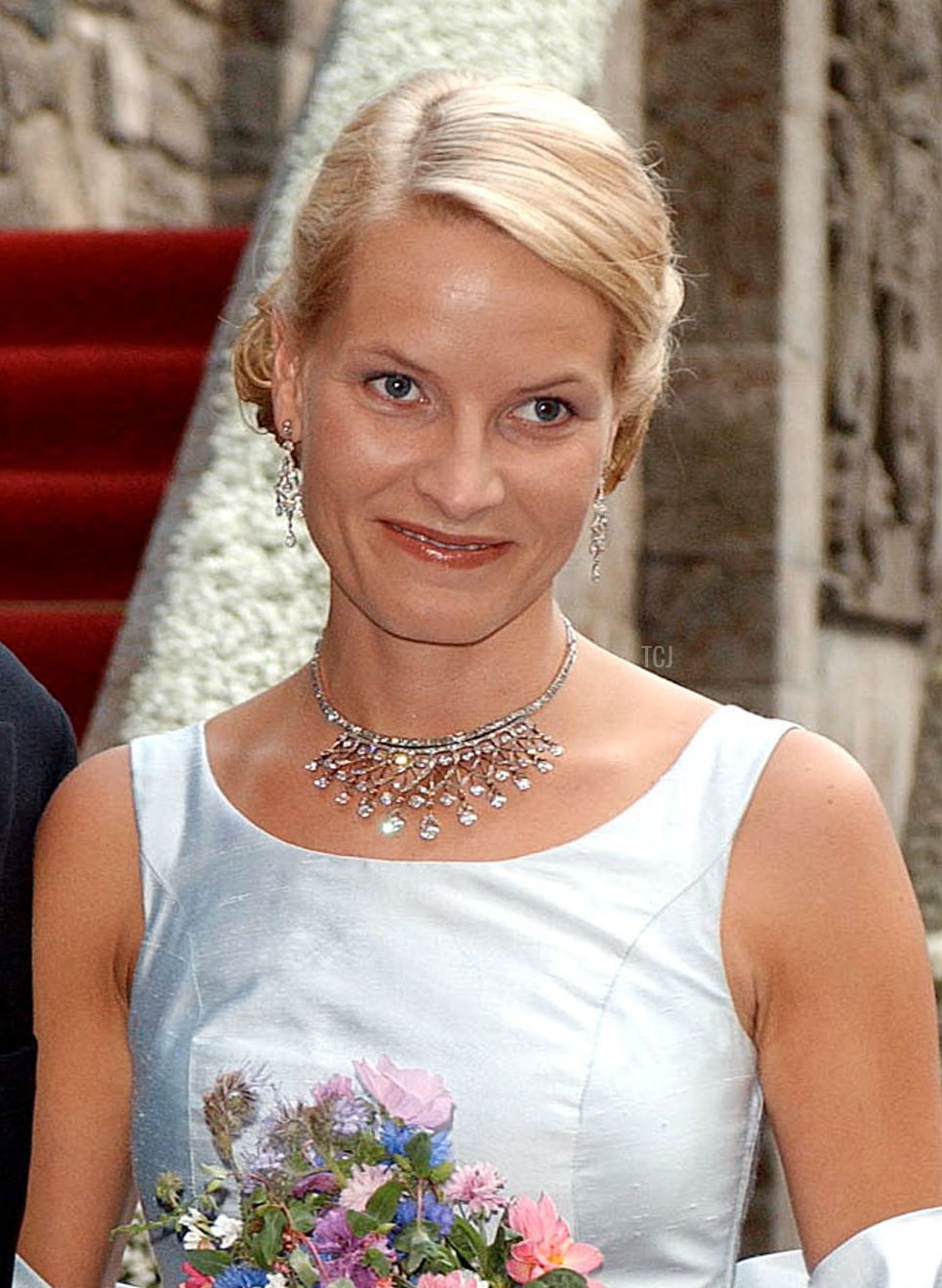 Il Principe Ereditario Haakon di Norvegia e la sua fidanzata Mette-Marit Tjessem Hoiby arrivano per una cena al Castello di Akershus a Oslo il 24 agosto 2001, alla vigilia del loro matrimonio