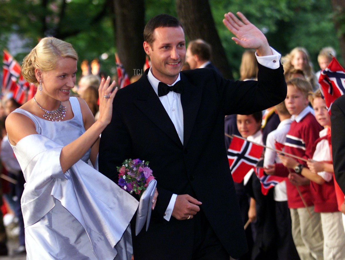 Il Principe Ereditario Haakon di Norvegia e la sua fidanzata Mette-Marit Tjessem Hoiby arrivano per una cena al Castello di Akershus a Oslo il 24 agosto 2001, alla vigilia del loro matrimonio