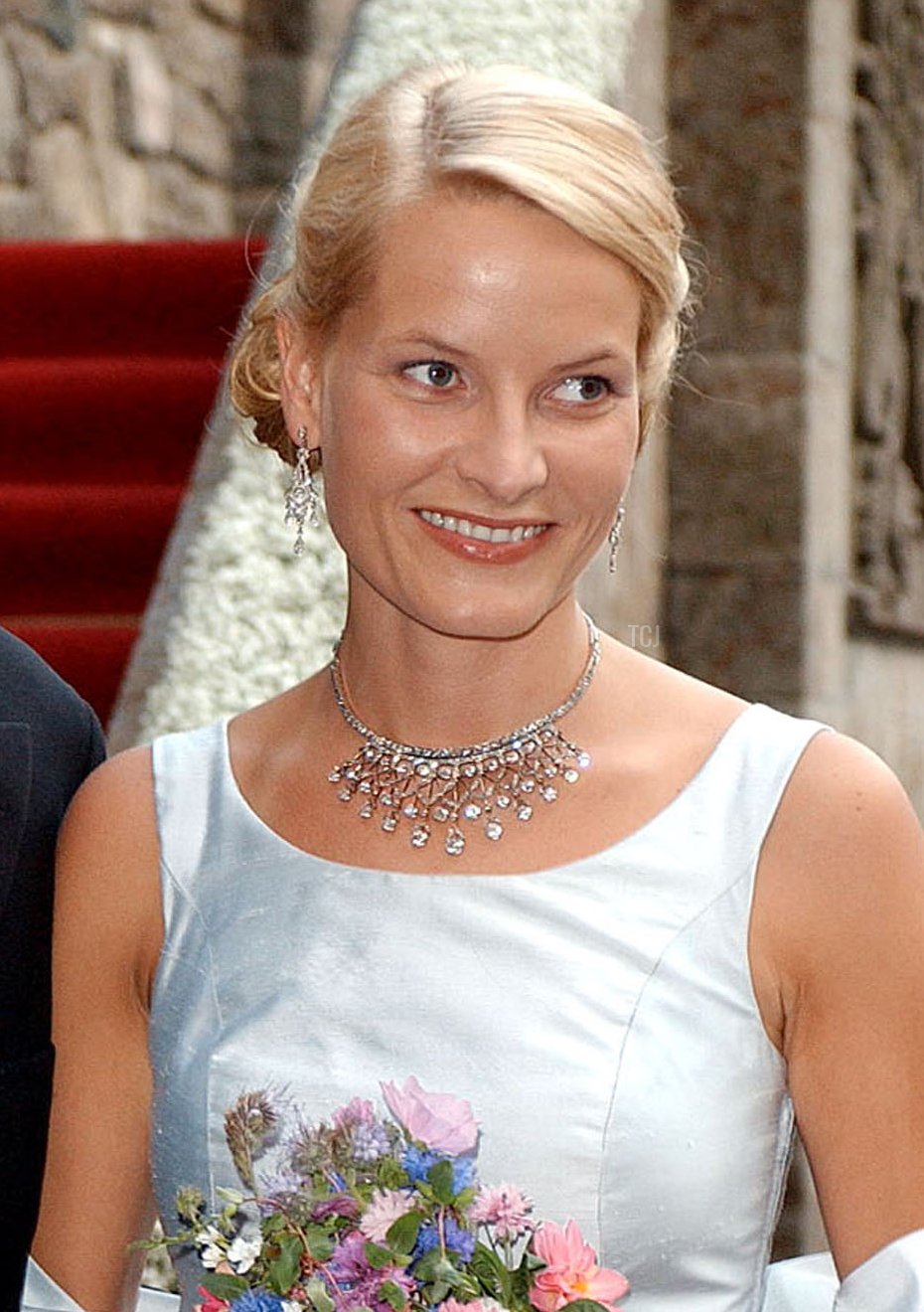 Il Principe Ereditario Haakon di Norvegia e la sua fidanzata Mette-Marit Tjessem Hoiby arrivano per una cena al Castello di Akershus a Oslo il 24 agosto 2001, alla vigilia del loro matrimonio