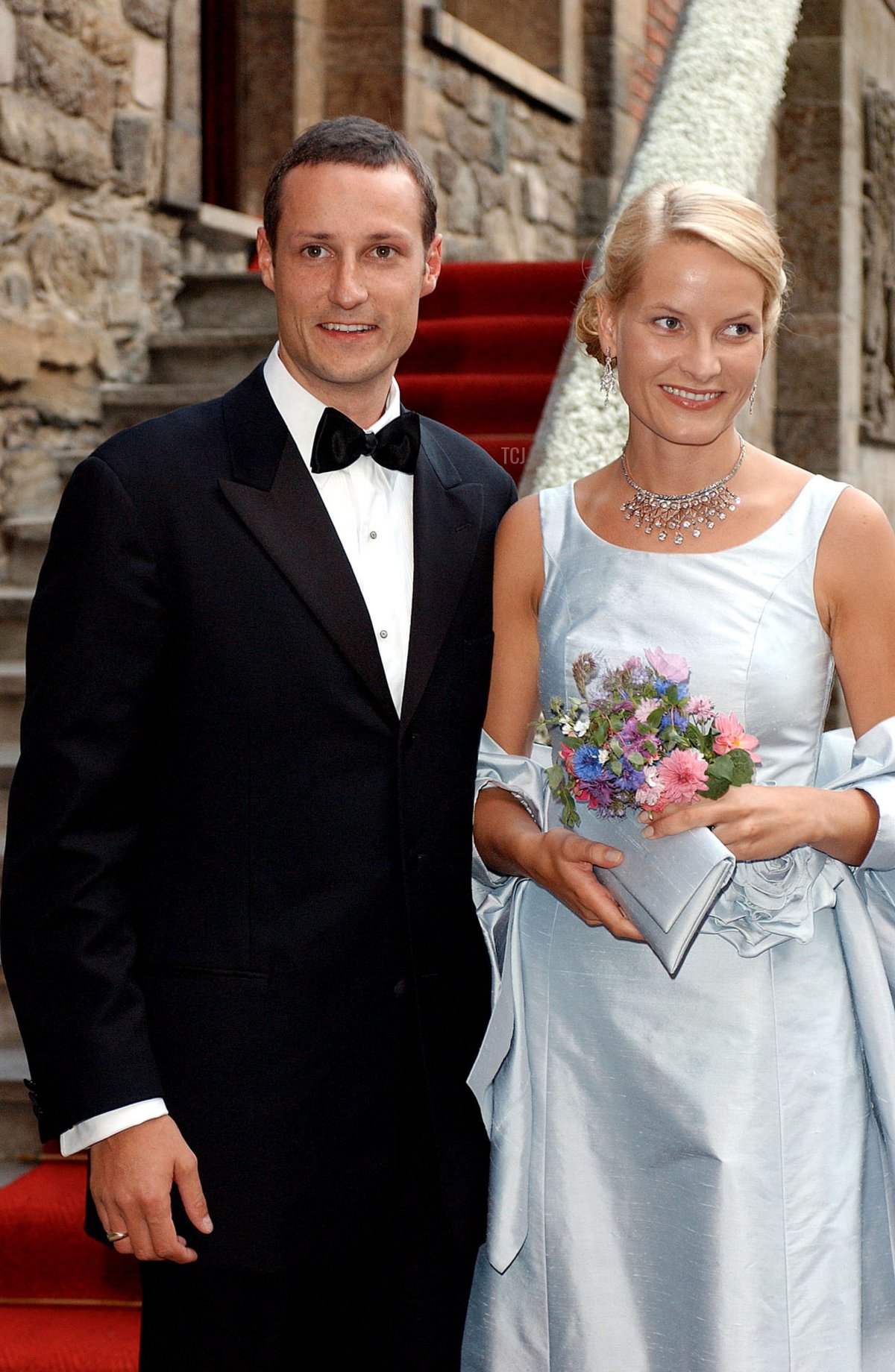 Il Principe Ereditario Haakon di Norvegia e la sua fidanzata Mette-Marit Tjessem Hoiby arrivano per una cena al Castello di Akershus a Oslo il 24 agosto 2001, alla vigilia del loro matrimonio