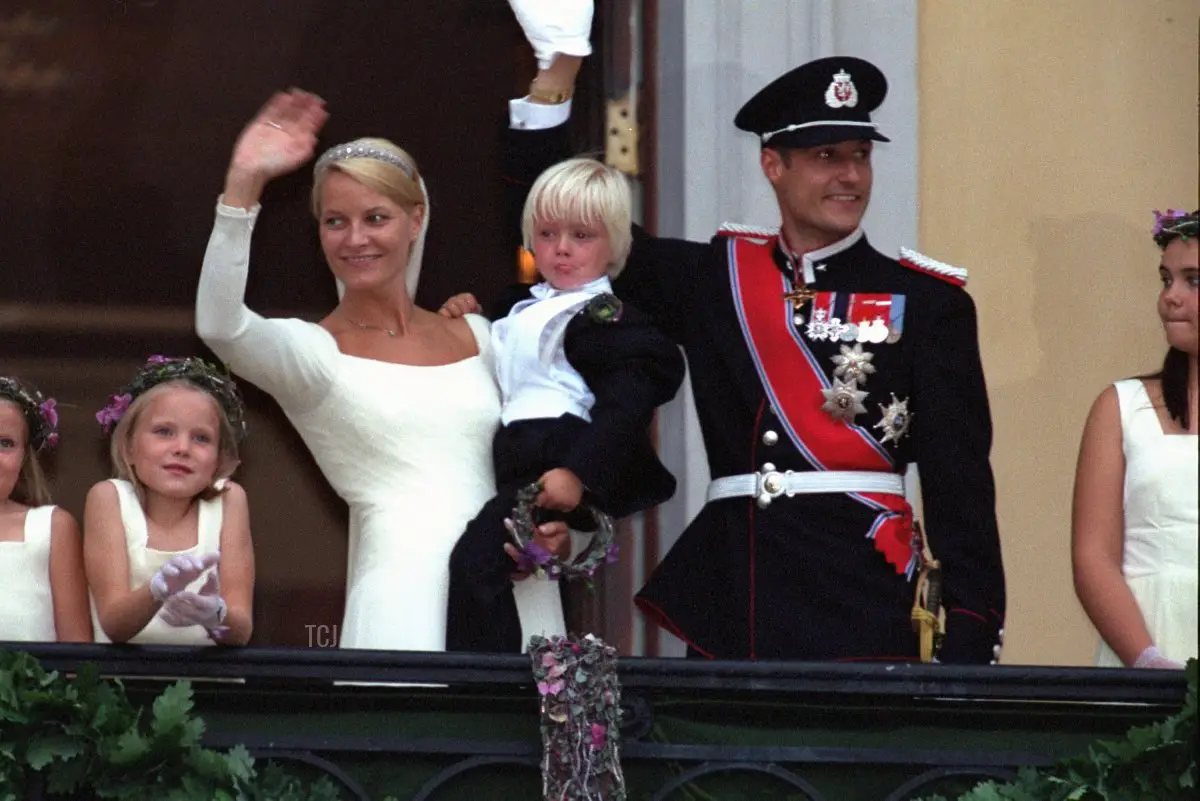 Il Principe Ereditario norvegese Haakon, la sua sposa Mette-Marit Tjessem Hoiby e il suo figlio Marius si affacciano dal balcone della Cattedrale di Oslo il 25 agosto 2001 dopo il loro matrimonio