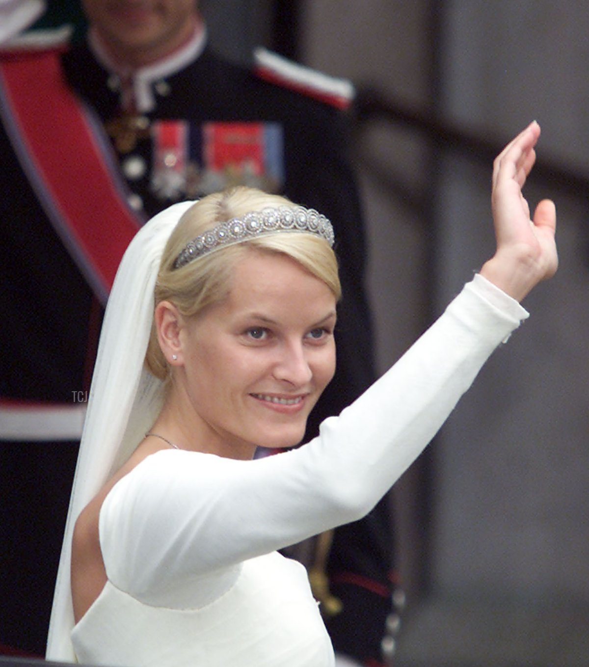 La sposa reale Mette-Marit Tjessem Hoeiby saluta i suoi sostenitori fuori dalla Cattedrale di Oslo subito prima della cerimonia nuziale 25 agosto 2001