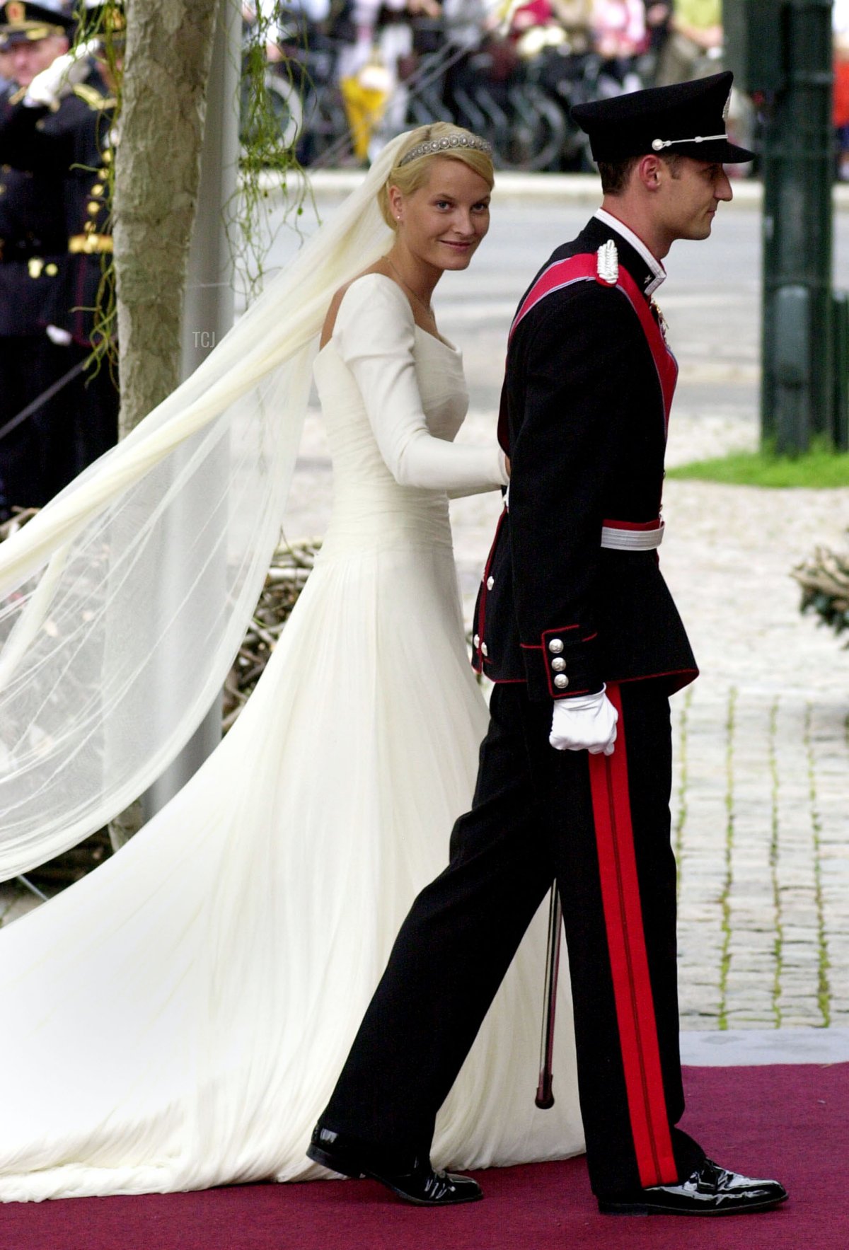 Il Principe Ereditario norvegese Haakon e Mette-Marit Tjessem Hoiby lasciano la Cattedrale di Oslo il 25 agosto 2001 dopo il loro matrimonio