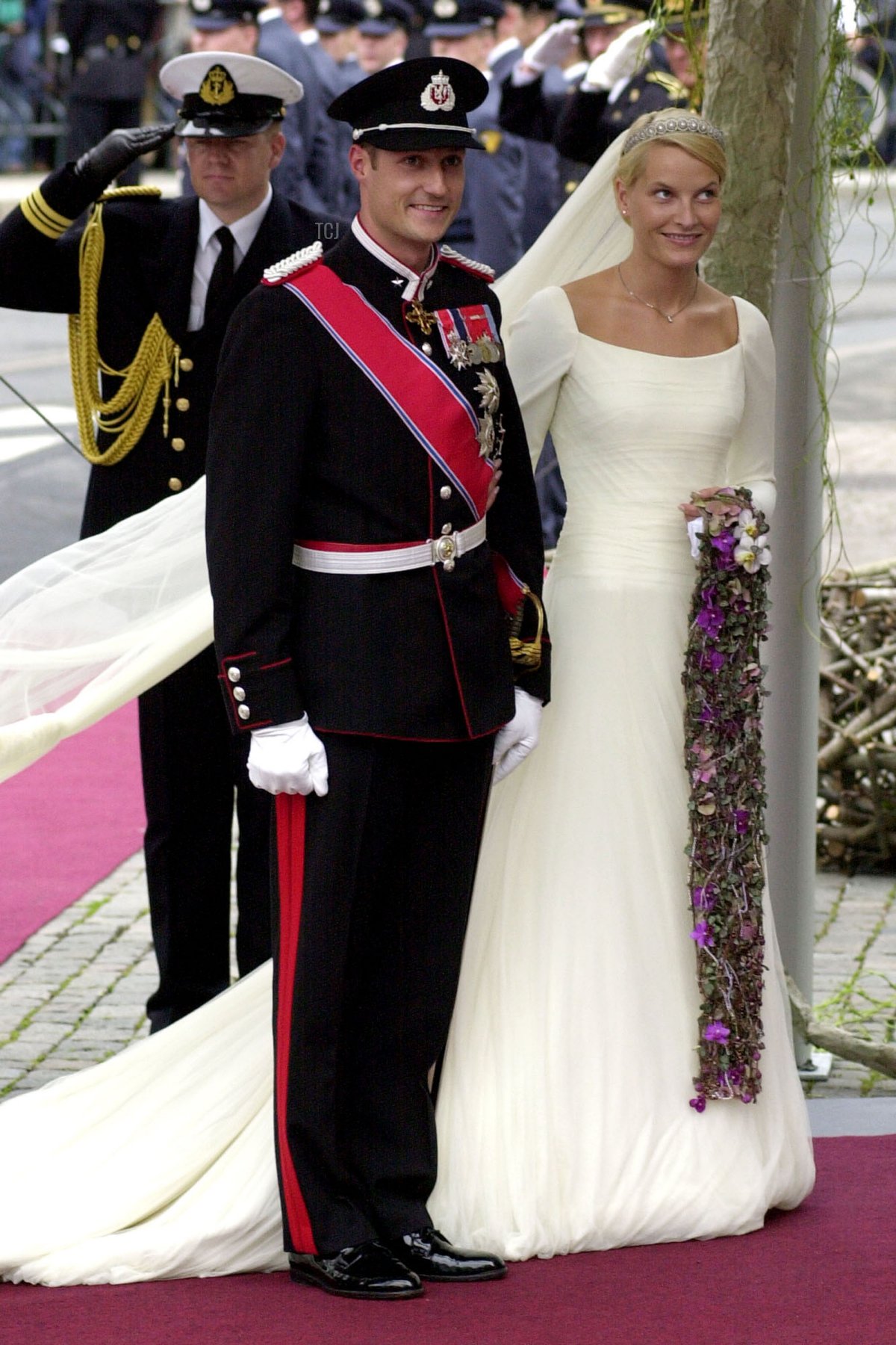 Il Principe Ereditario norvegese Haakon e Mette-Marit Tjessem Hoiby arrivano per il loro matrimonio il 25 agosto 2001 alla Cattedrale di Oslo