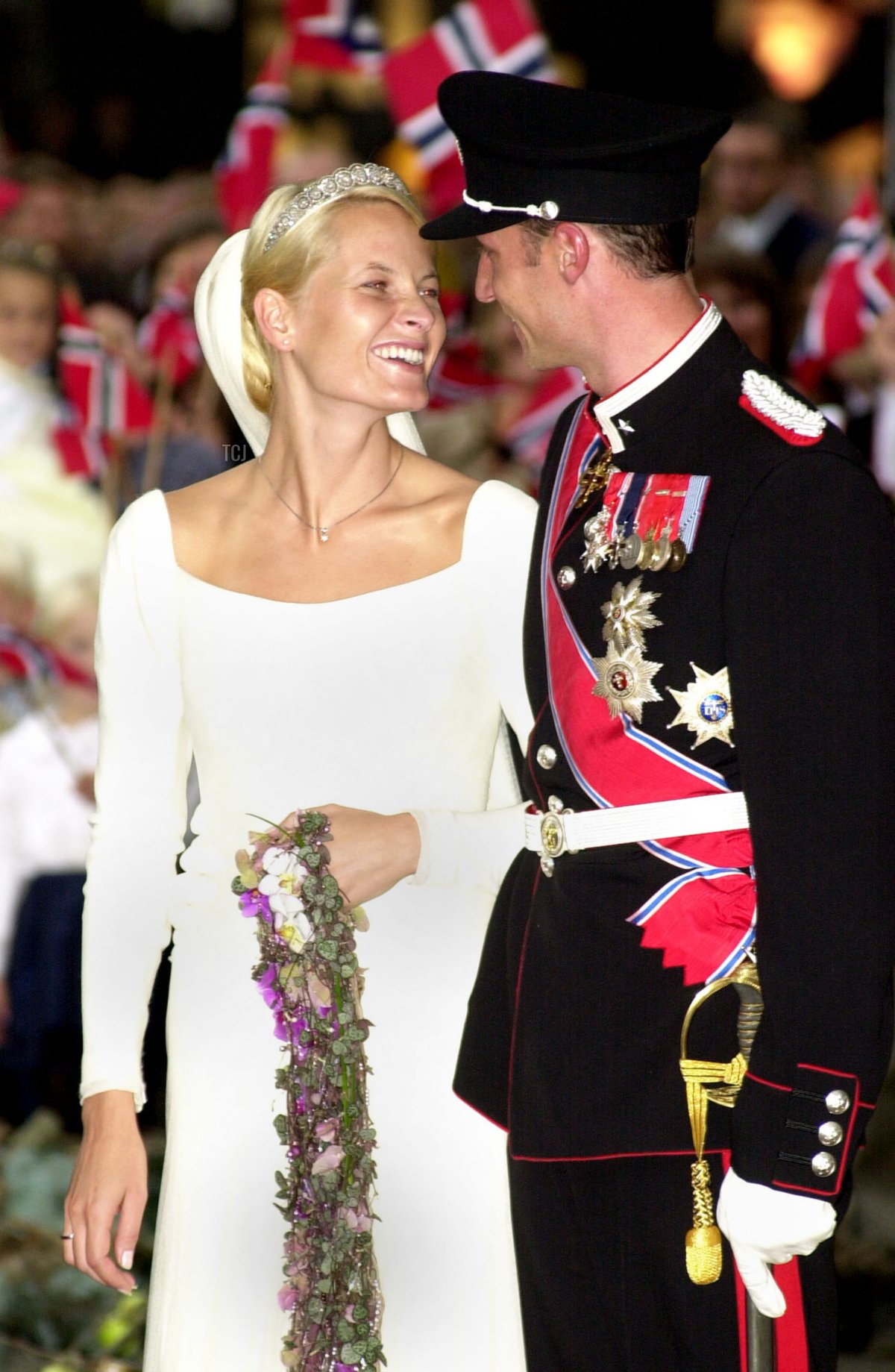 Il Principe Ereditario norvegese Haakon e Mette-Marit Tjessem Hoiby lasciano la Cattedrale di Oslo il 25 agosto 2001 dopo il loro matrimonio