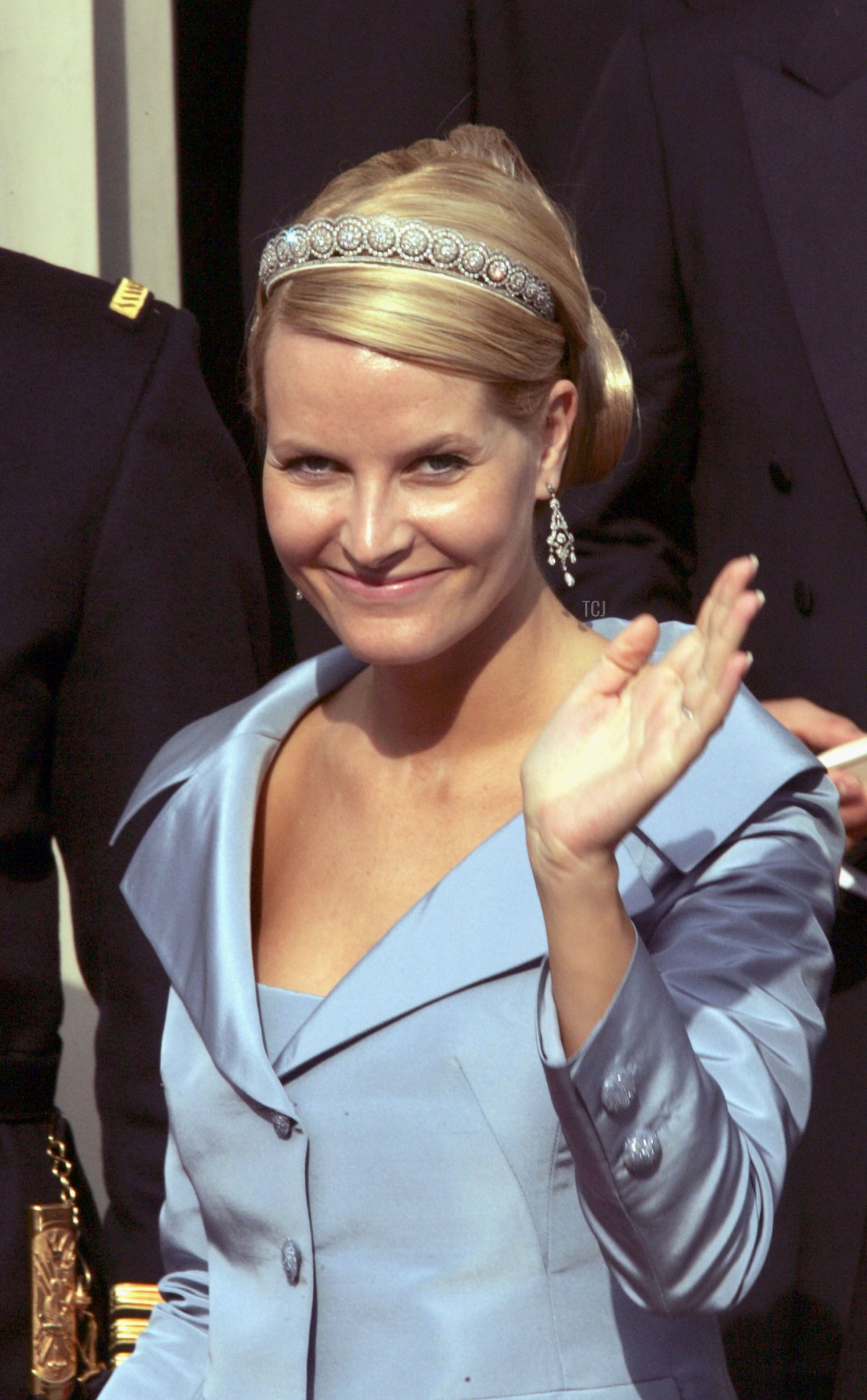 La principessa ereditiera Mette-Marit di Norvegia esce dalla Cattedrale di Copenaghen dopo la cerimonia di matrimonio tra il principe ereditario Frederik e la signorina Mary Elizabeth Donaldson il 14 maggio 2004