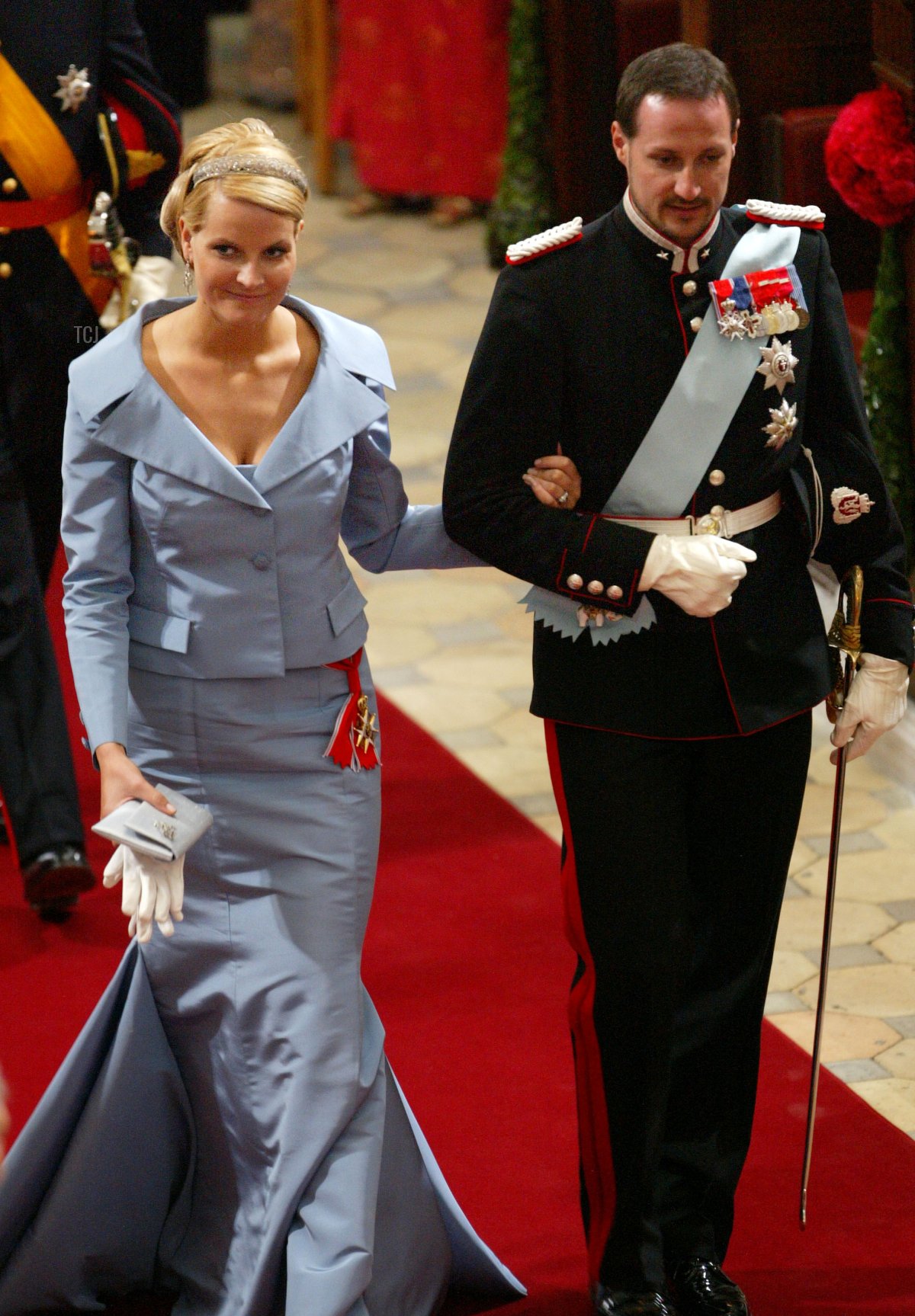 Il principe ereditario Haakon e sua moglie, la principessa ereditiera Mette-Marit di Norvegia, partecipano al matrimonio tra il principe ereditario danese Frederik e la signorina Mary Elizabeth Donaldson nella Cattedrale di Copenaghen il 14 maggio 2004