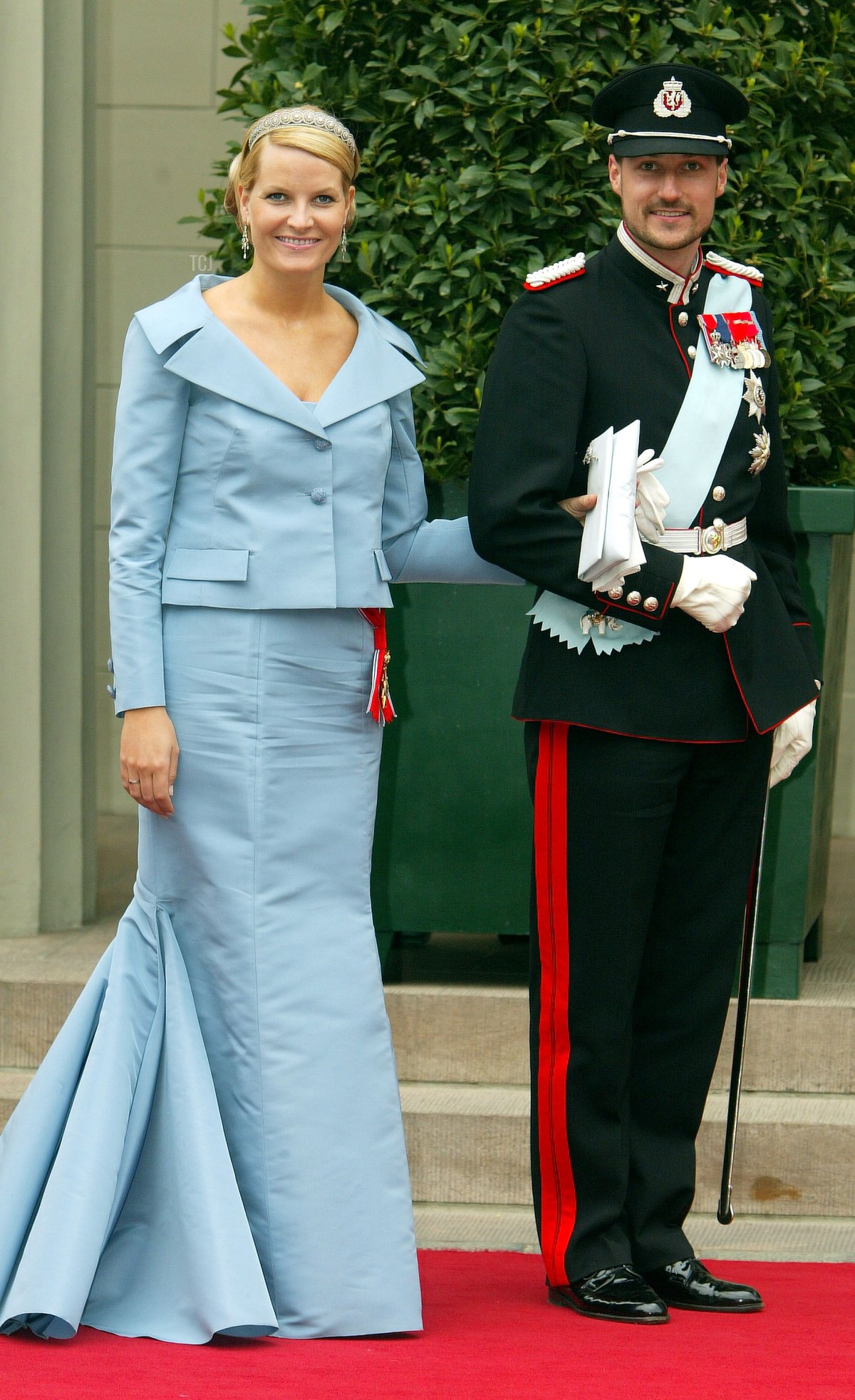 Il principe ereditario norvegese Haakon e sua moglie, la principessa ereditiera Mette-Marit, partecipano al matrimonio tra il principe ereditario danese Frederik e Mary Donaldson nella Cattedrale di Copenaghen il 14 maggio 2004