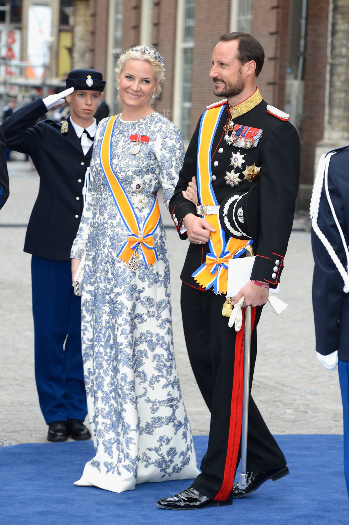 Il Principe ereditario Haakon e la Principessa Mette-Marit di Norvegia lasciano la Nieuwe Kerk per tornare al Palazzo Reale dopo l'abdicazione della Regina Beatrix dei Paesi Bassi e l'Inaugurazione del Re Willem Alexander dei Paesi Bassi il 30 aprile 2013 ad Amsterdam