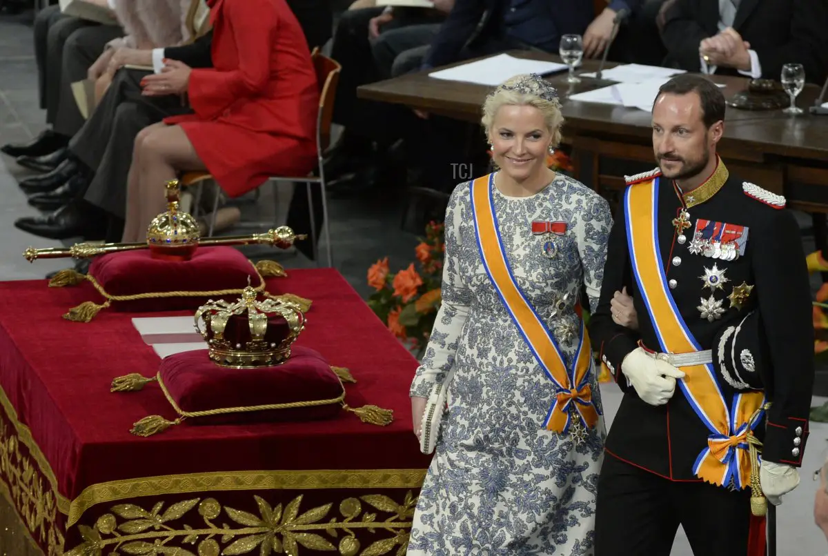 Il Principe ereditario Haakon e sua moglie, la Principessa Mette-Marit, arrivano per partecipare all'inaugurazione del Re Willem-Alexander nella Nieuwe Kerk (Nuova Chiesa) ad Amsterdam il 30 aprile 2013