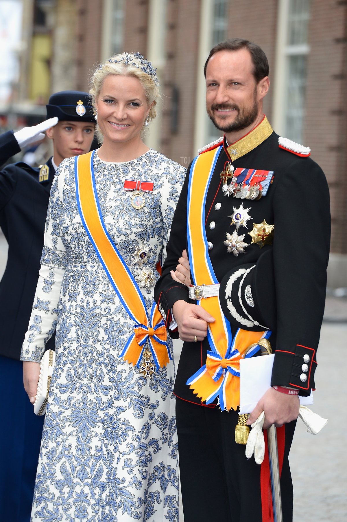 Il Principe Haakon e la Principessa Mette-Marit di Norvegia lasciano la Nieuwe Kerk per tornare al Palazzo Reale dopo l'abdicazione della Regina Beatrix dei Paesi Bassi e l'Inaugurazione del Re Willem Alexander dei Paesi Bassi il 30 aprile 2013 ad Amsterdam