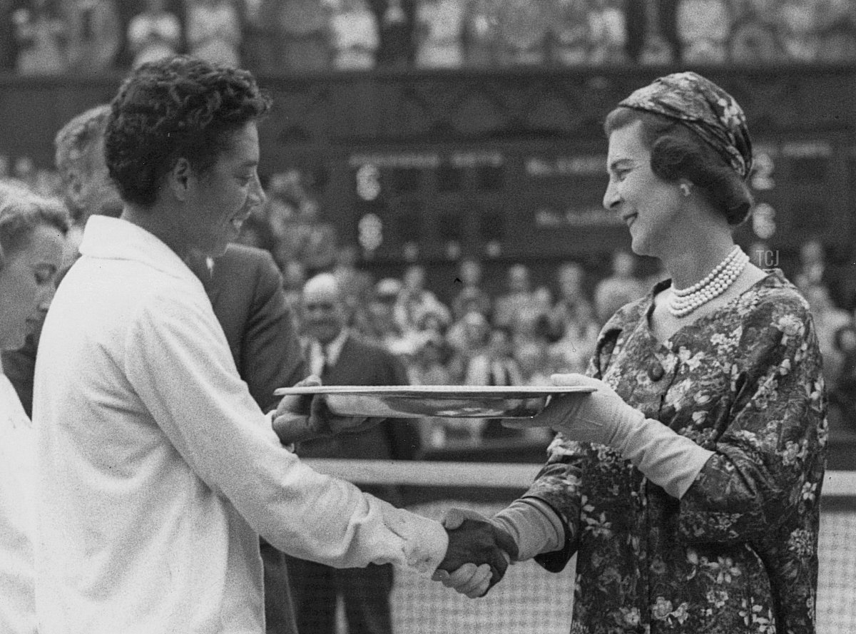 Althea Gibson (1927 - 2003) degli Stati Uniti riceve il Venus Rosewater Plate dalla Principessa Marina, Duchessa di Kent, dopo la sua vittoria nella finale di singolare femminile nel torneo di Wimbledon il 5 luglio 1958