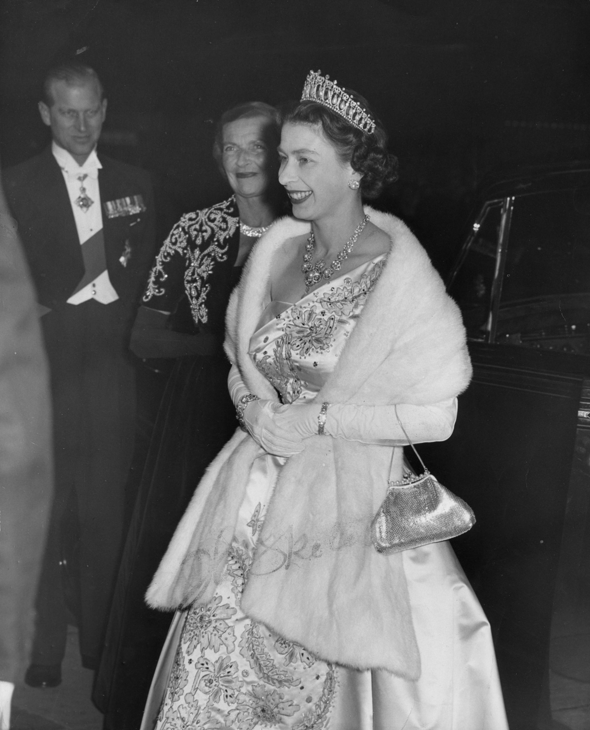 La Regina Elisabetta II, con il Duca di Edimburgo e Lady Mountbatten, partecipa alla prima del film Dunkirk a Leicester Square, marzo 1958 (PA Images/Alamy)