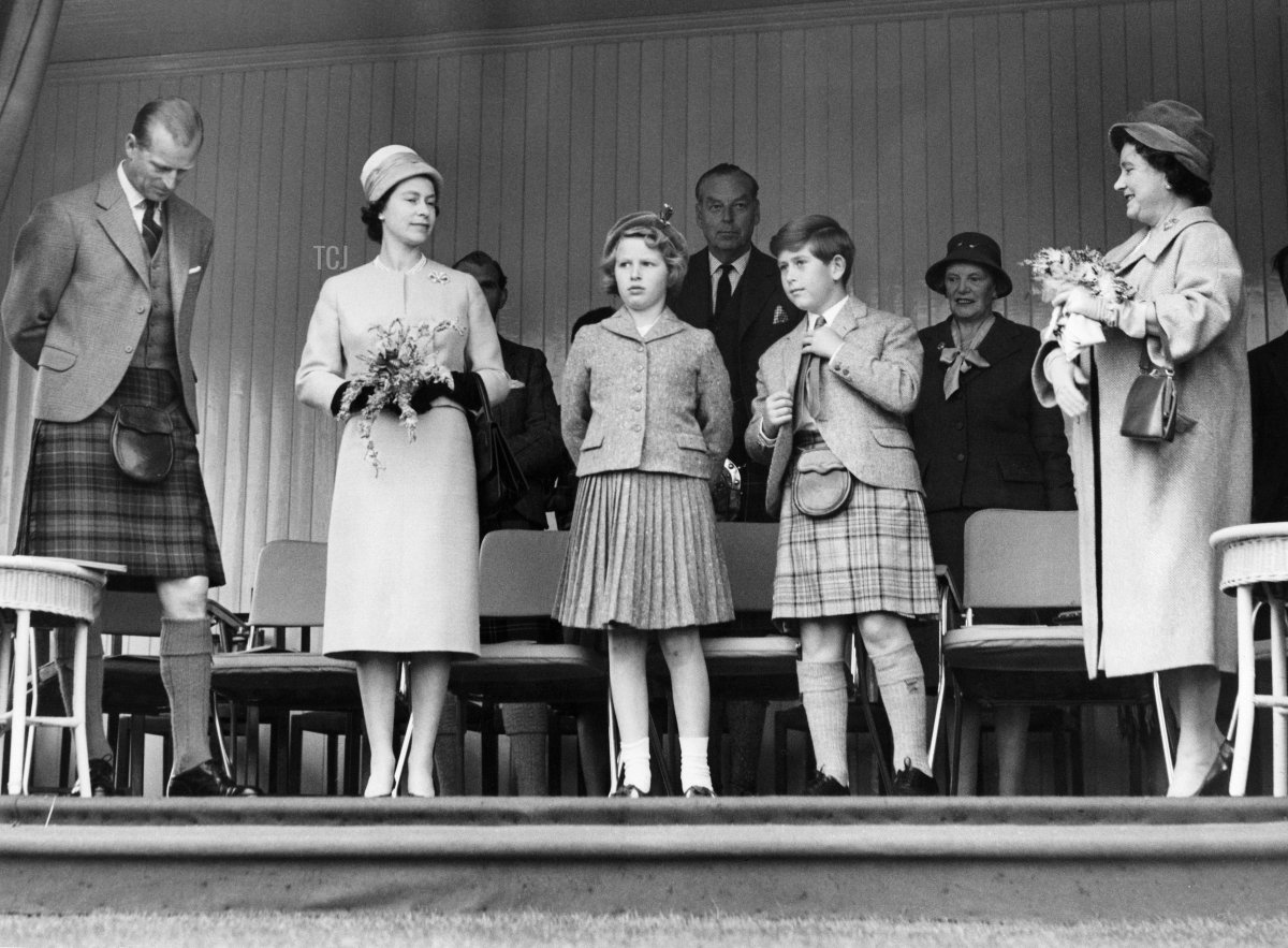 Il Principe Filippo, Duca di Edimburgo, la Regina Elisabetta II, la Principessa Anna e il Principe Carlo partecipano al raduno annuale di Braemar il 9 settembre 1960