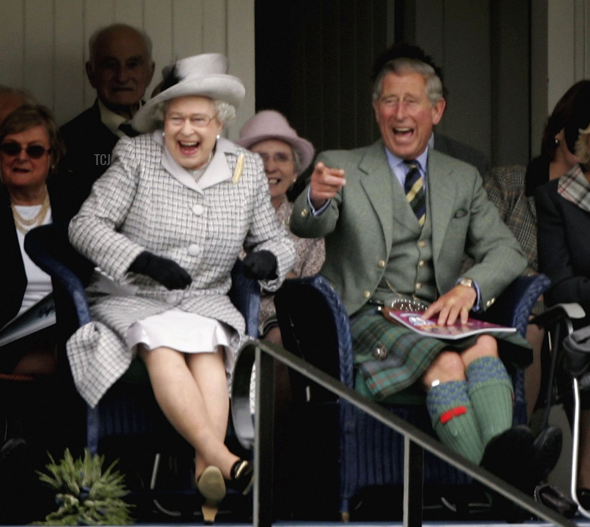 La Regina Elisabetta II e il Principe Carlo, il Principe di Galles ridono mentre osservano i concorrenti durante il Raduno di Braemar il 2 settembre 2006 a Braemar, Scozia