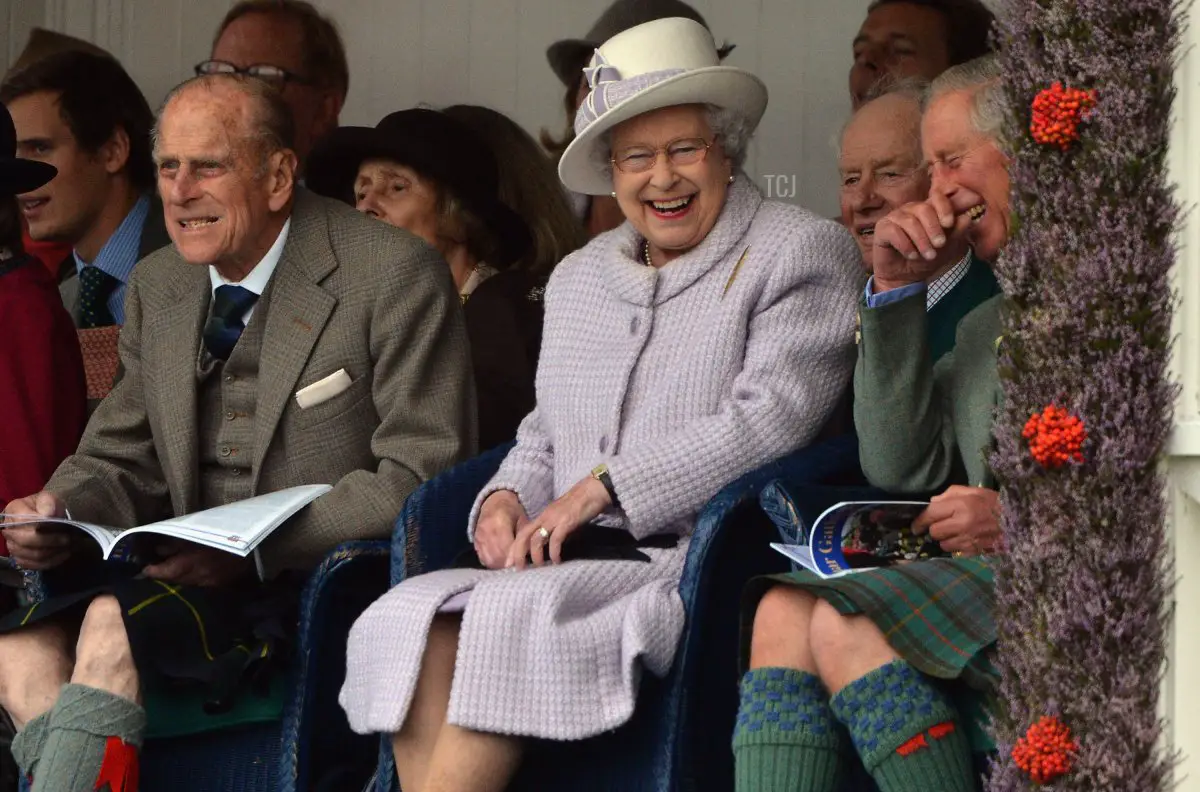 Il Principe Filippo, Duca di Edimburgo, la Regina Elisabetta II e il Principe Carlo partecipano ai Giochi Highland di Braemar al Parco della Principessa Reale e del Duca di Fife il 1 settembre 2012 a Braemar, Scozia