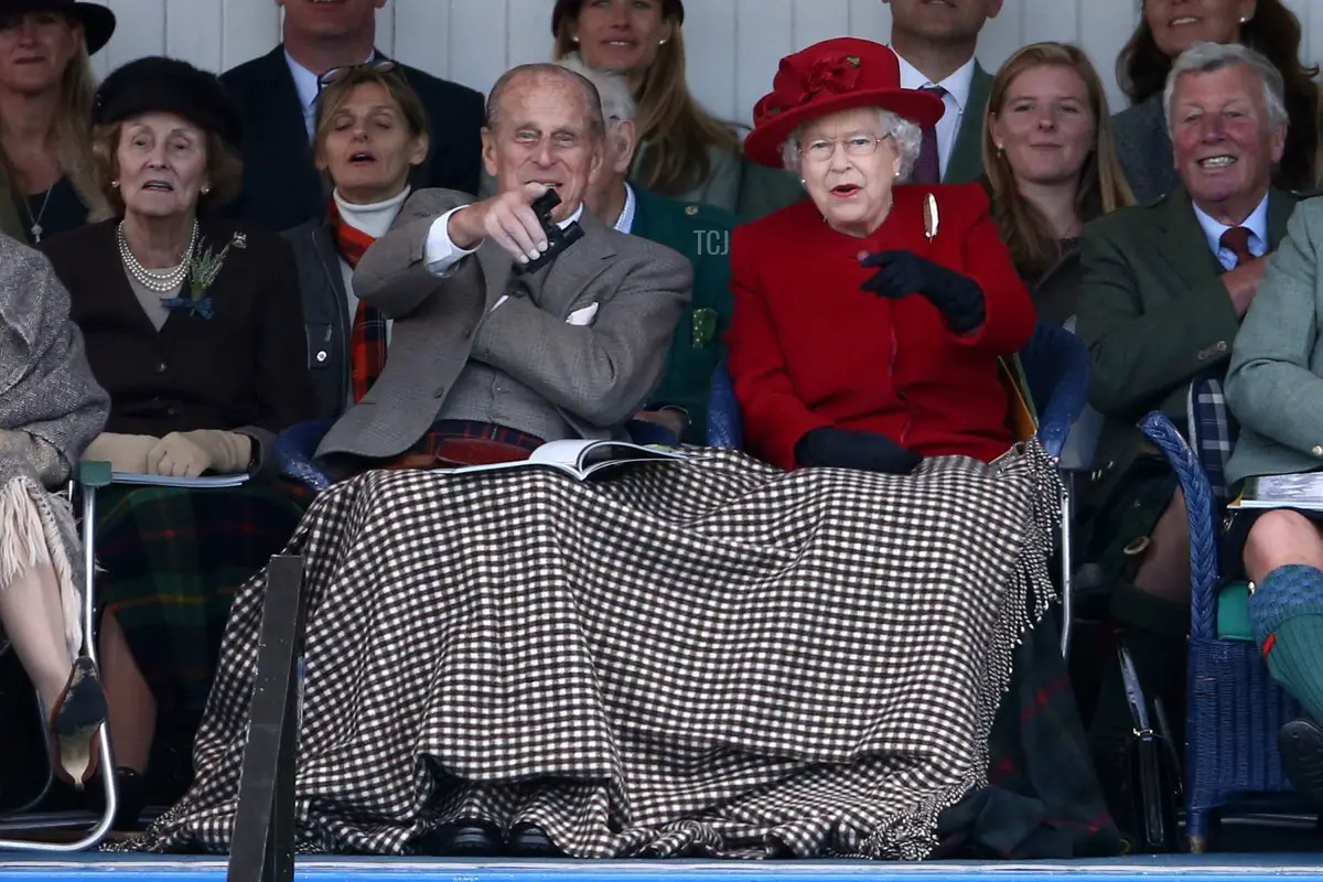 La Regina Elisabetta II e il Principe Filippo, Duca di Edimburgo, osservano i concorrenti al Raduno di Braemar il 5 settembre 2015 a Braemar, Scozia