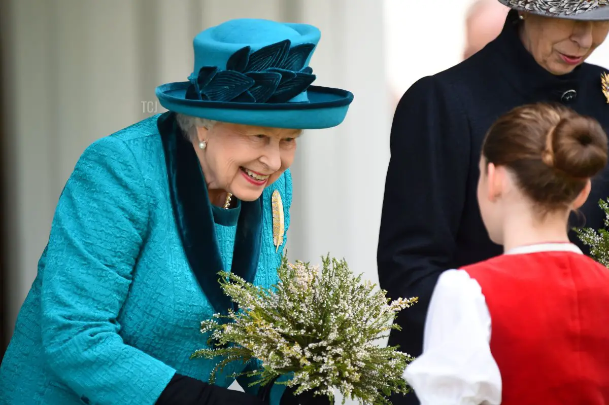 La Regina Elisabetta II riceve un mazzo di fiori al suo arrivo al raduno annuale di Braemar a Braemar, Scozia centrale, il 1 settembre 2018