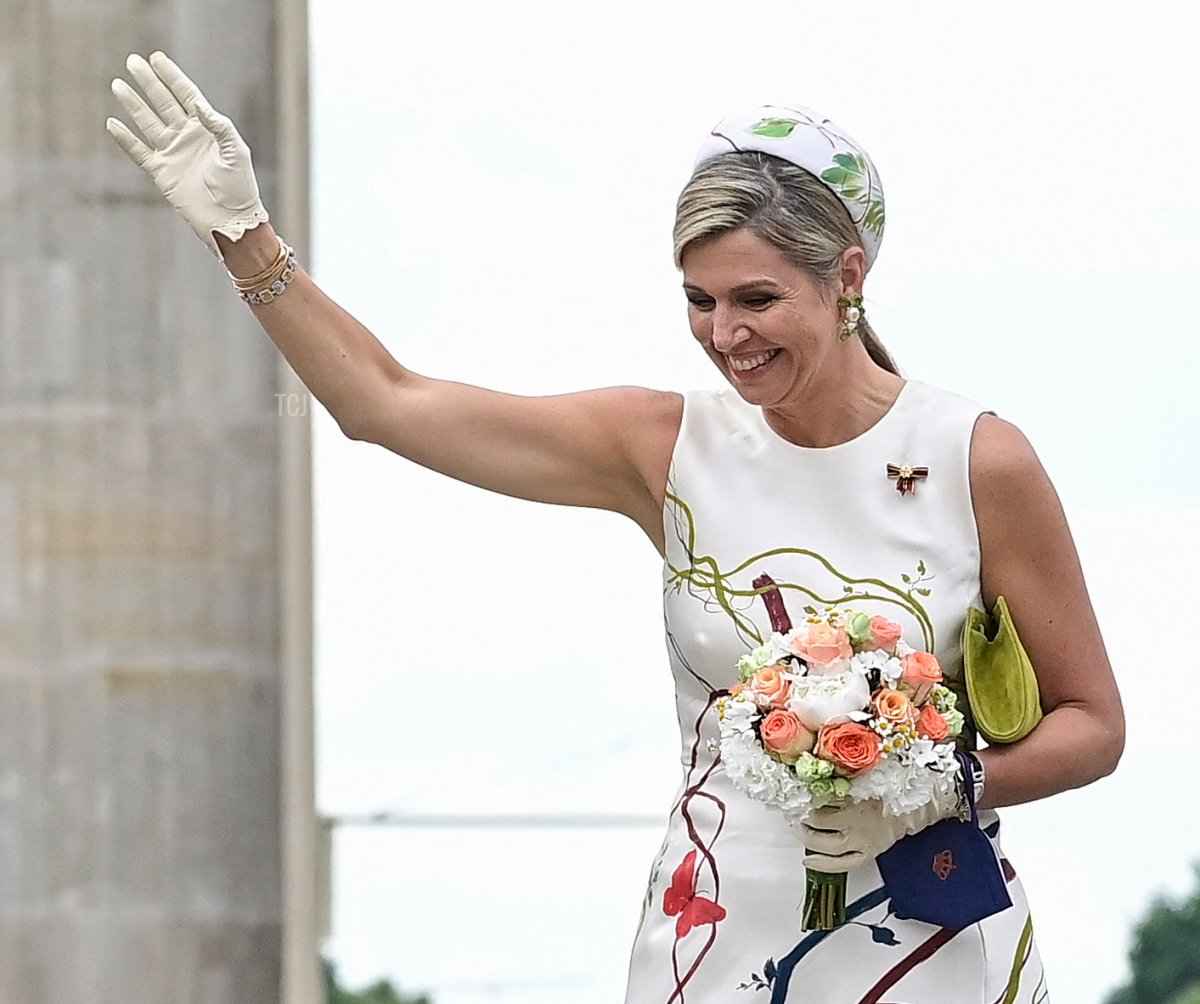 Il Re Willem-Alexander e la Regina Maxima dei Paesi Bassi salutano davanti alla Porta di Brandeburgo a Berlino il 5 luglio 2021