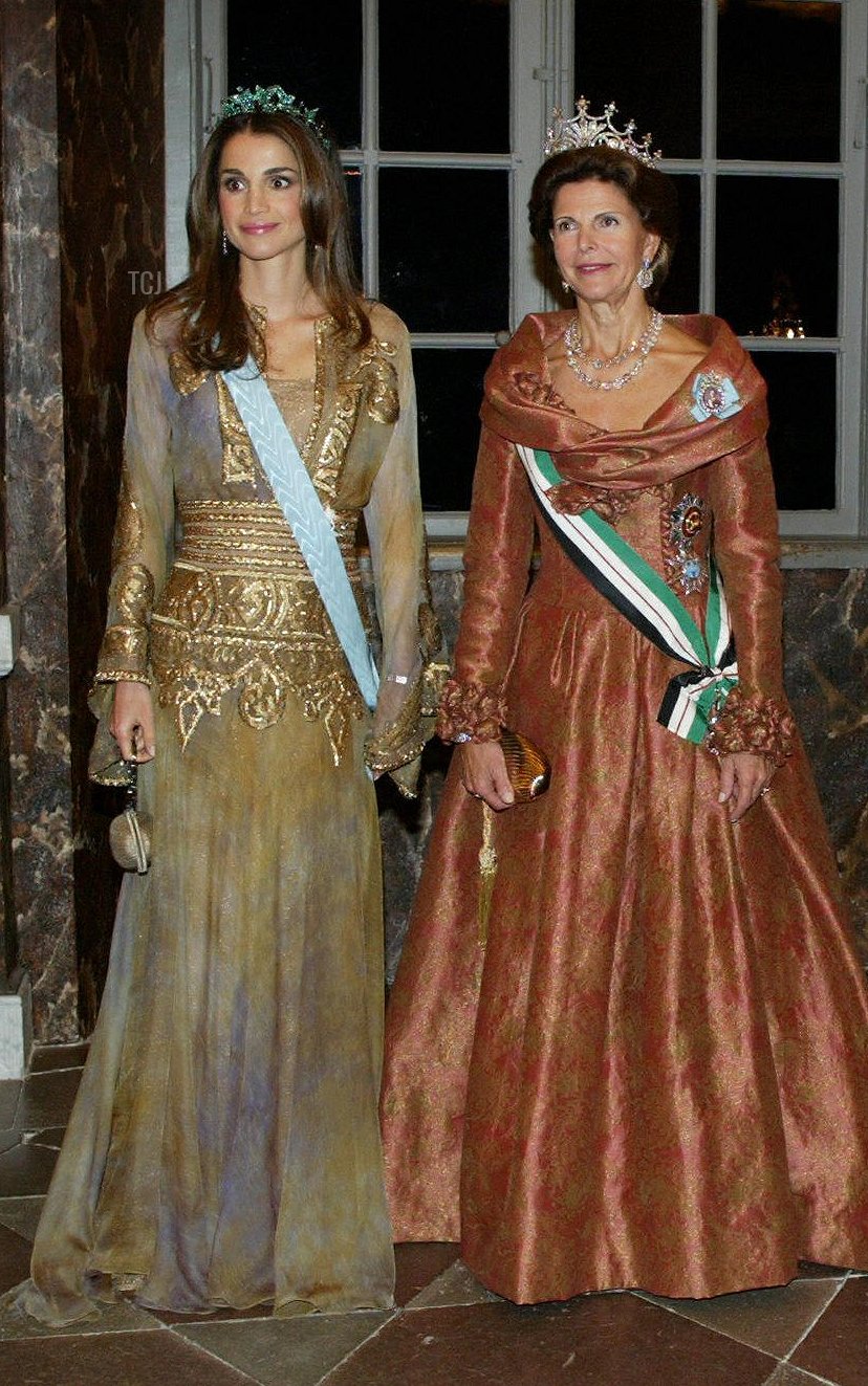 Regina Rania di Giordania, Regina Silvia di Svezia, Re Abdullah II di Giordania e Re Carl XVI Gustaf di Svezia posano prima di un banchetto reale al Palazzo Reale svedese a Stoccolma, il 07 ottobre 2003