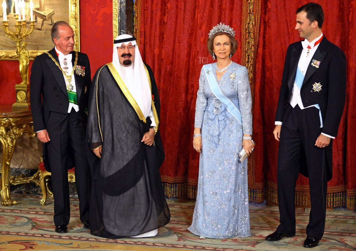 Il re Juan Carlos di Spagna (a sinistra), la regina Sofia (seconda a destra), il principe Felipe (a destra) e il re dell'Arabia Saudita Abdullah Bin Abdulaziz Al-Saud (secondo a sinistra) posano prima di una cena ufficiale al Palazzo Reale di Madrid, 19 giugno 2007