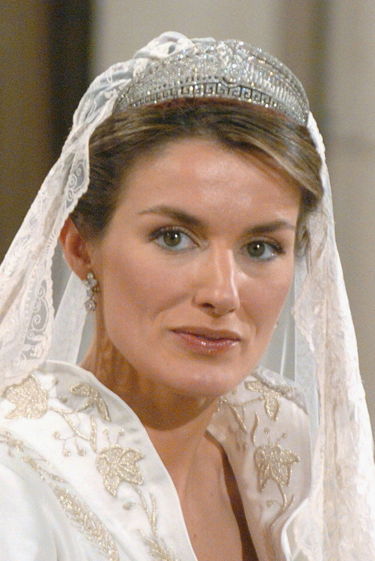 Letizia Ortiz Rocasolano è ritratta durante il suo matrimonio con il Principe delle Asturie nella Cattedrale di Santa Maria la Real de la Almudena a Madrid il 22 maggio 2004 (Angel Diaz/POOL/Getty Images)