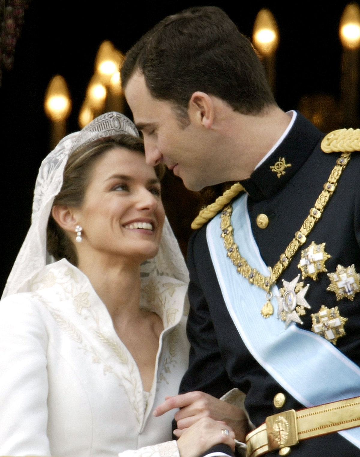 Il Principe e la Principessa delle Asturie sono ritratti sul balcone del Palazzo Reale di Madrid dopo le loro nozze reali il 22 maggio 2004 (Ian Waldie/Getty Images)