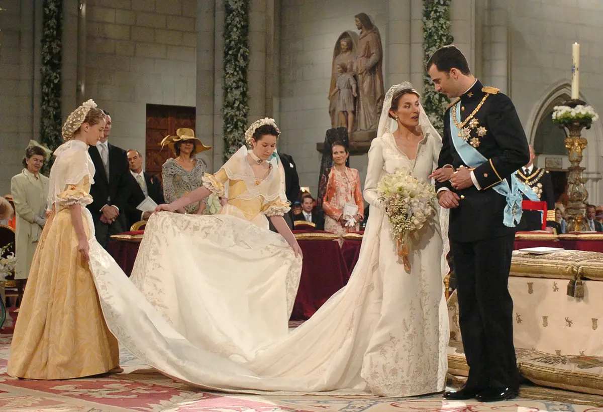 Il Principe delle Asturie e Letizia Ortiz Rocasolano sono ritratti durante il loro matrimonio nella Cattedrale di Santa Maria la Real de la Almudena a Madrid il 22 maggio 2004 (Manuel H. de Leon /Pool/Getty Images)