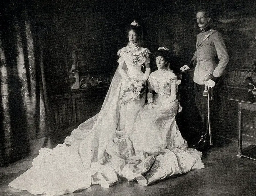 Il matrimonio dell'Arciduchessa Elisabetta Amalia d'Austria con il Principe Aloys di Liechtenstein. Qui, gli sposi posano con la madre della sposa, l'Arciduchessa Maria Teresa d'Austria, nata Infanta di Portogallo, 1903