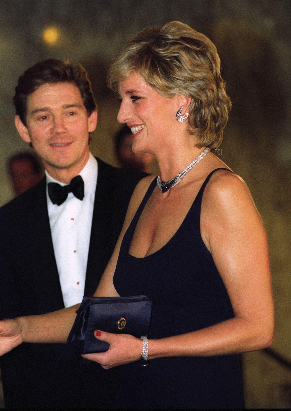 Diana, Principessa di Galles, arriva alla Prima Gala di 'Haunted' a Londra, presentata al cast dall'attore Anthony Andrews, 26 ottobre 1995