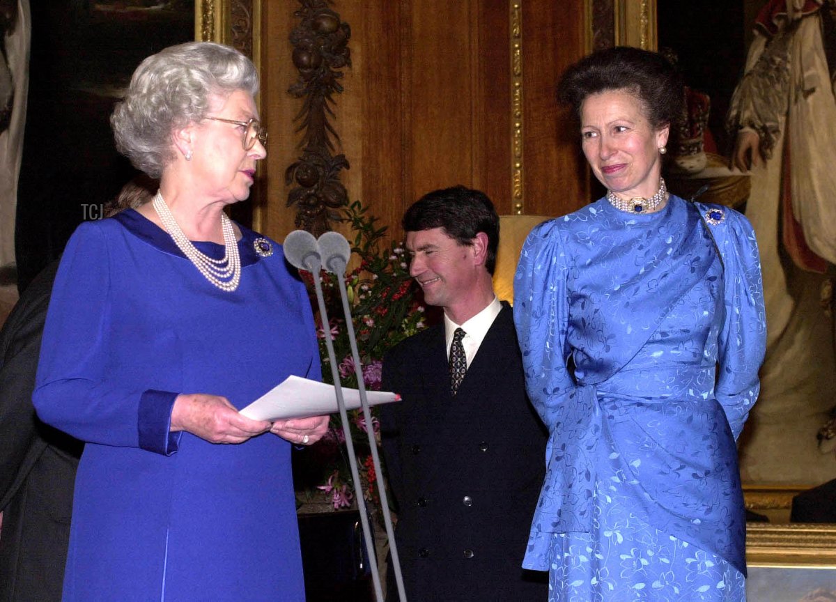 La Regina prende la parola a una festa a Windsor Castle, tenuta in onore del 50° compleanno della Principessa Reale e alla quale hanno partecipato ospiti di enti e organizzazioni di beneficenza di cui la Principessa è patrona, novembre 2000