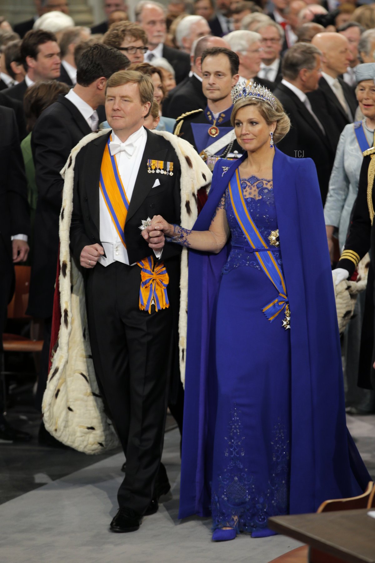 Il Re Willem-Alexander dei Paesi Bassi arriva con sua moglie la Regina Massima per la cerimonia di inaugurazione il 30 aprile 2013 presso la Nieuwe Kerk (Nuova Chiesa) di Amsterdam