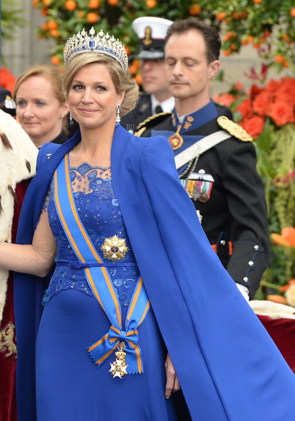 La Regina Massima dei Paesi Bassi lascia l'inaugurazione di suo marito Re Willem-Alexander dei Paesi Bassi il 30 aprile 2013 tenutasi alla Nieuwe Kerk (Nuova Chiesa) di Amsterdam