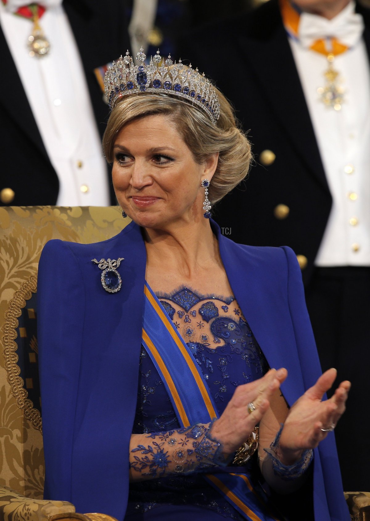 La Regina Massima dei Paesi Bassi siede sul suo trono durante la cerimonia d'inaugurazione di HM Re Willem Alexander dei Paesi Bassi nella Nuova Chiesa il 30 aprile 2013 ad Amsterdam, Paesi Bassi